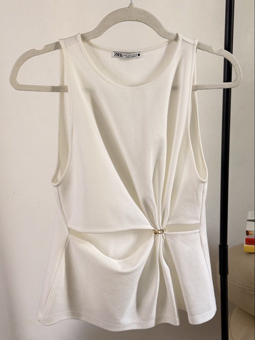 Zara White Cut-Out Sleeveless Top (Category: Sleeveless) located in San Simon. Submitted by katechicha96 (Listing ID 1466198654, Image 3). Description: .