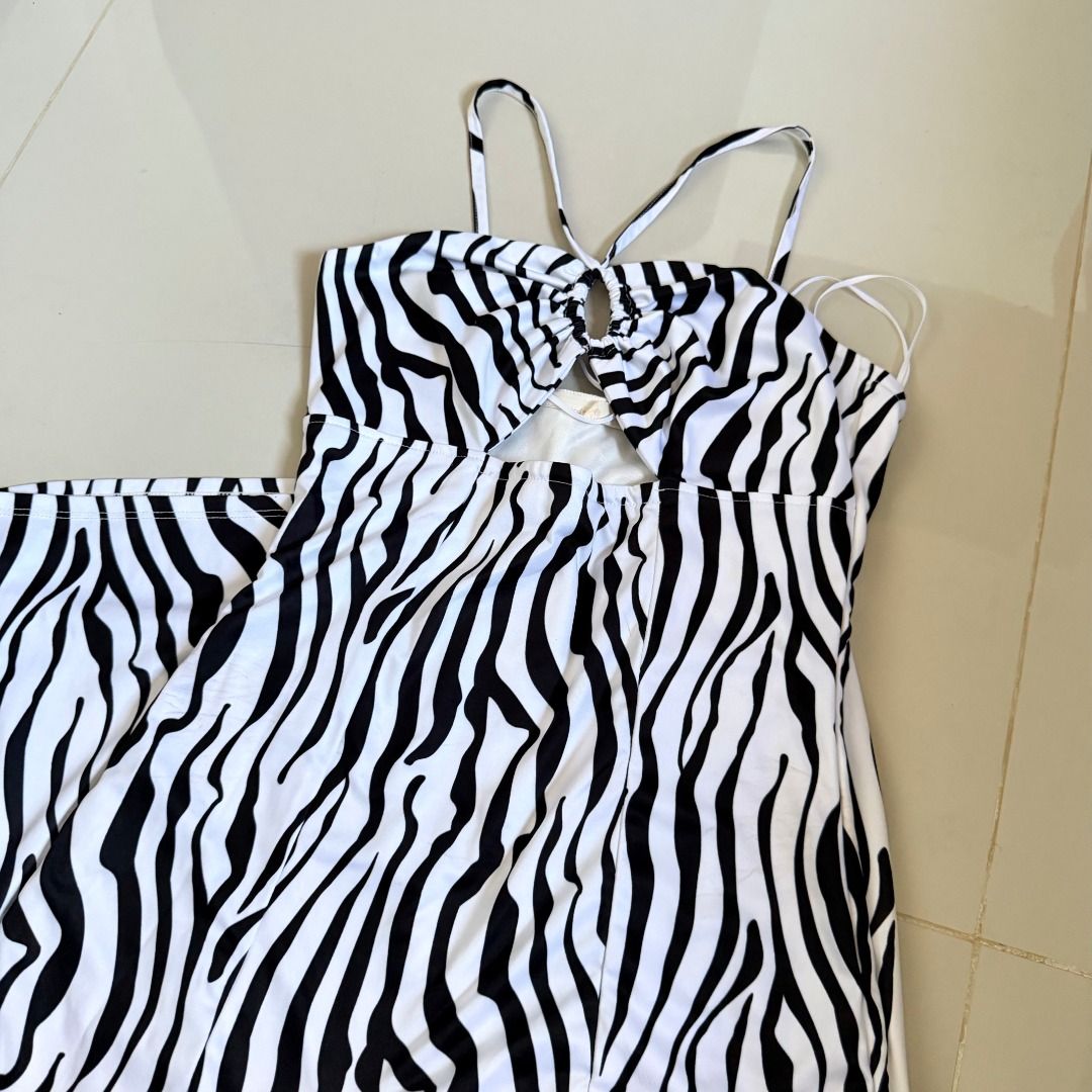 Zebra Print Long Dress (Category: Dresses) located in Baliuag. Submitted by dubu.preloved (Listing ID 1466273223, Image 1). Description: Zebra Print Long Fitted Dress w/ Slit ✨ Condition: 8/10 📏 Size: XS-S 🚚 Shipping available via JNT/Flash 📍 Meet-up: Baliuag, Bulacan.