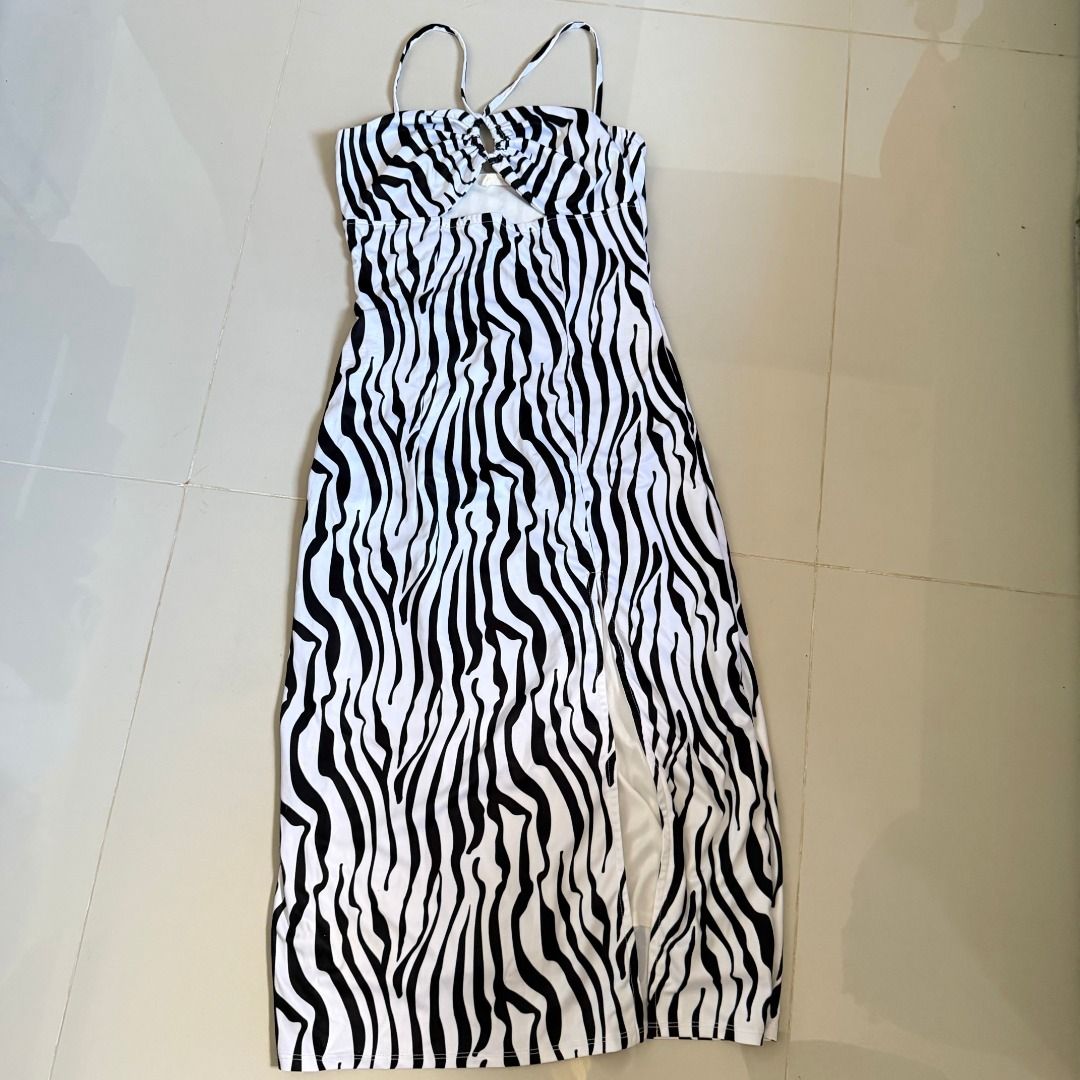 Zebra Print Long Dress (Category: Dresses) located in Baliuag. Submitted by dubu.preloved (Listing ID 1466273223, Image 2). Description: Zebra Print Long Fitted Dress w/ Slit ✨ Condition: 8/10 📏 Size: XS-S 🚚 Shipping available via JNT/Flash 📍 Meet-up: Baliuag, Bulacan.