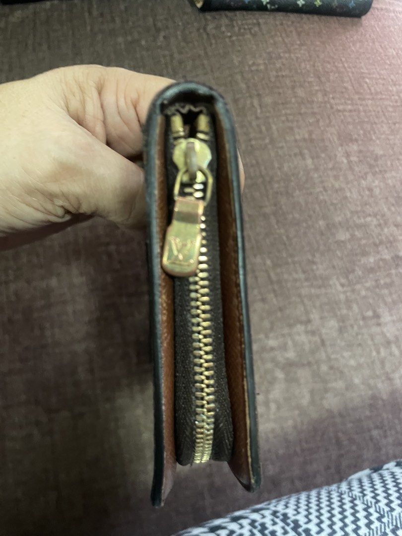 Zipper wallet (Category: Luxury Bags & Wallets) located in Angono. Submitted by sanjane923 (Listing ID 1466305617, Image 3). Description: .
