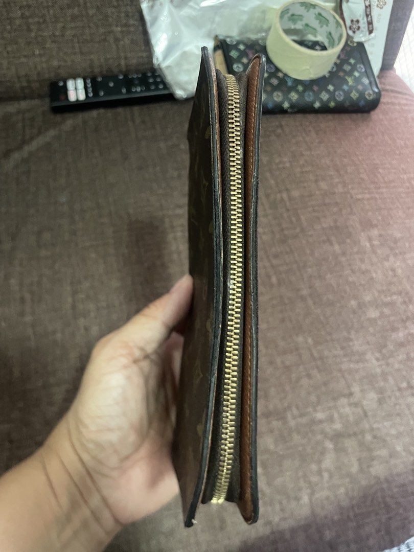 Zipper wallet (Category: Luxury Bags & Wallets) located in Angono. Submitted by sanjane923 (Listing ID 1466305617, Image 2). Description: .