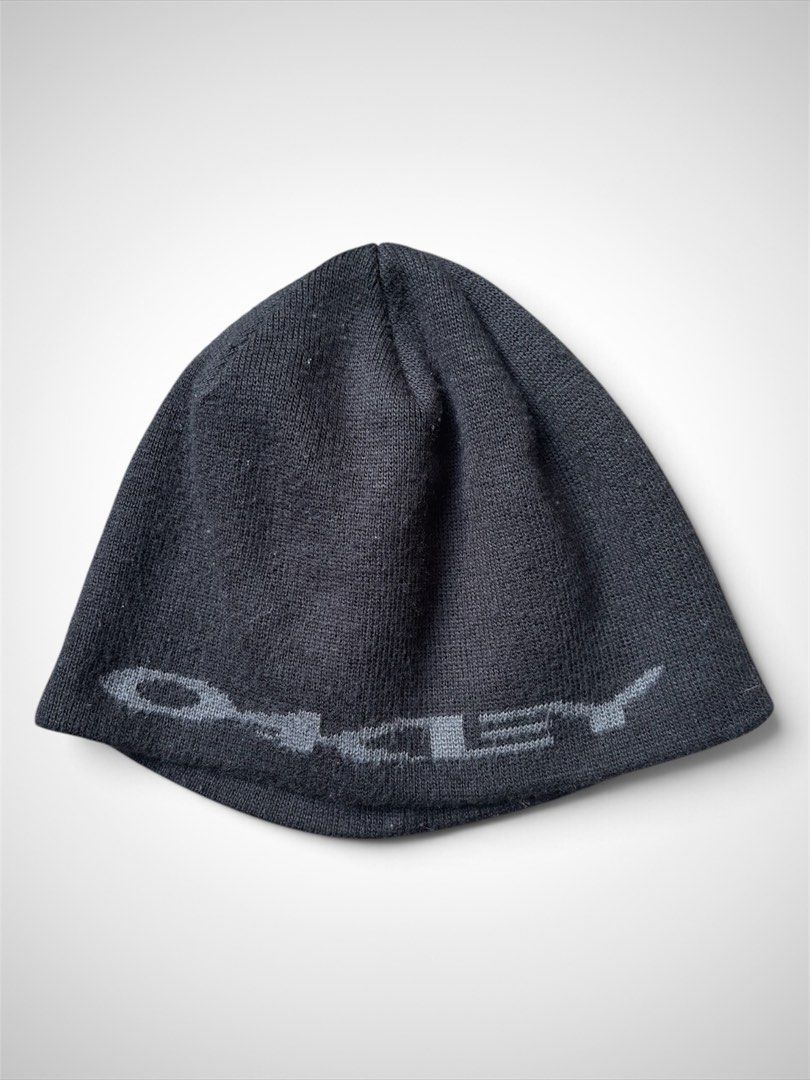 00s OAKLEY SPELLOUT LOGO BEANIE (Category: Beanies) located in Lapu Lapu. Submitted by lonearchivalry (Listing ID 1466524788, Image 1). Description: I have 2 other same exact Oakley beanies on the profile, feel free to check. This one has the thickest fabric of the bunch. Used it a bit this the fabric fluffs or himulmol , but u can definitely remove the using some tools. .