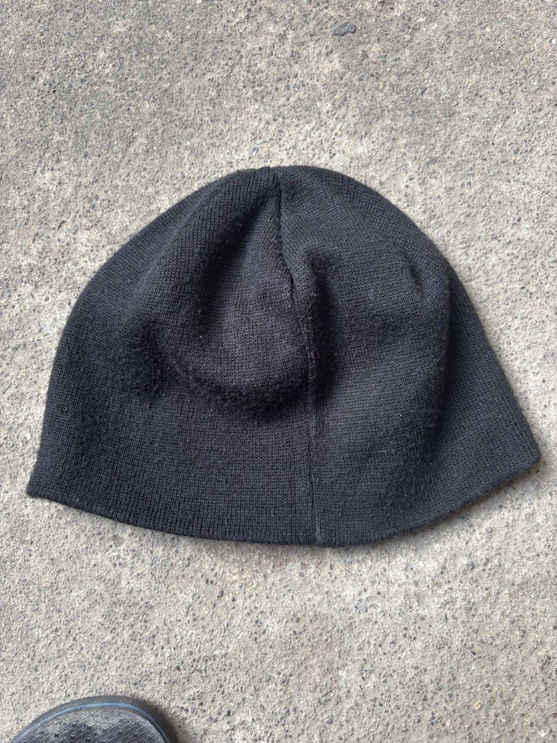 00s OAKLEY SPELLOUT LOGO BEANIE (Category: Beanies) located in Lapu Lapu. Submitted by lonearchivalry (Listing ID 1466524788, Image 2). Description: I have 2 other same exact Oakley beanies on the profile, feel free to check. This one has the thickest fabric of the bunch. Used it a bit this the fabric fluffs or himulmol , but u can definitely remove the using some tools. .