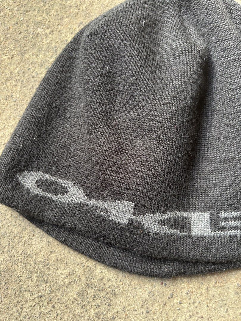 00s OAKLEY SPELLOUT LOGO BEANIE (Category: Beanies) located in Lapu Lapu. Submitted by lonearchivalry (Listing ID 1466524788, Image 3). Description: I have 2 other same exact Oakley beanies on the profile, feel free to check. This one has the thickest fabric of the bunch. Used it a bit this the fabric fluffs or himulmol , but u can definitely remove the using some tools. .