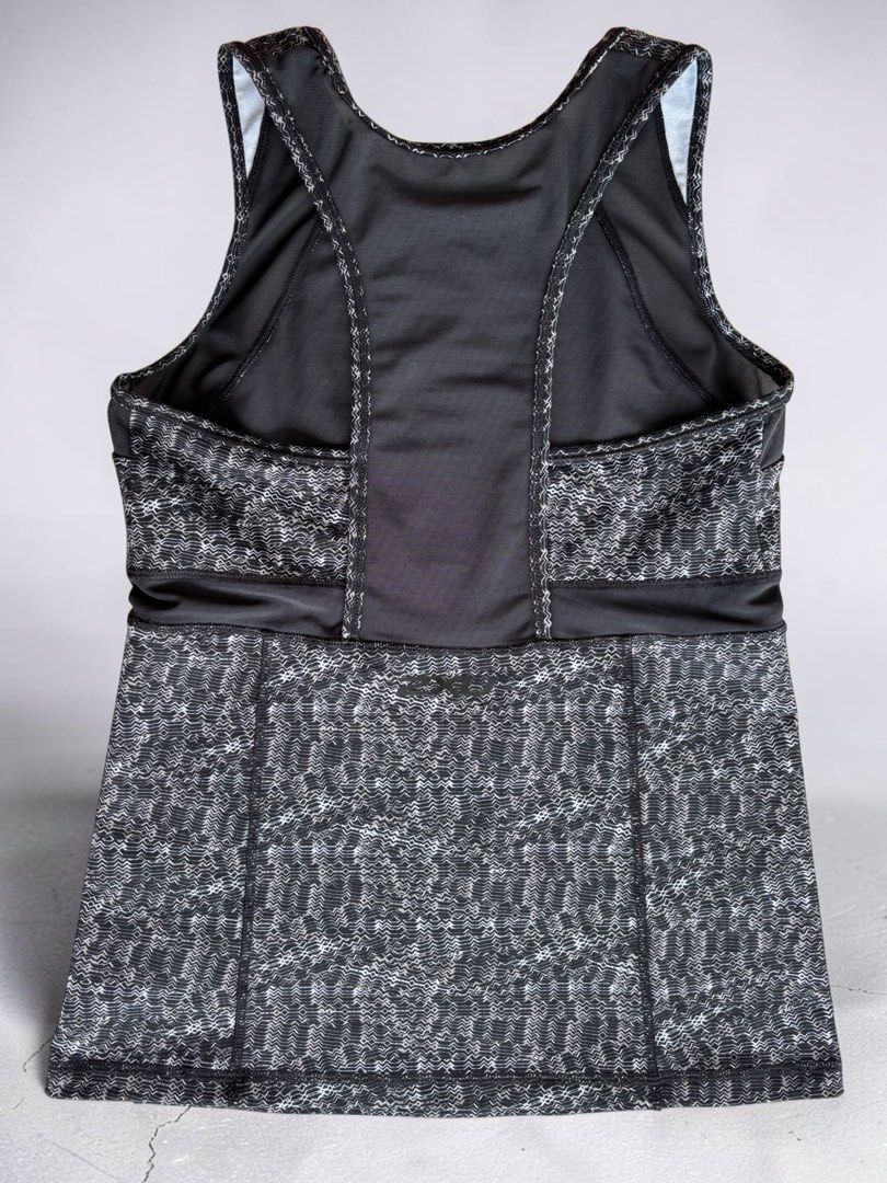 2XU Active Tank Top Black White Pattern (Category: Activewear) located in Iloilo. Submitted by oddforest.c9c7d5 (Listing ID 1466563316, Image 2). Description: - Brand: 2XU - Size: Medium - Color/Design: Black and white patterned print - Breathability: Mesh panels at shoulders and upper back for extra airflow - Fit: Snug fit through the chest, lightweight performance fabric - Best for Small- Med - L 23 W 17.5 .
