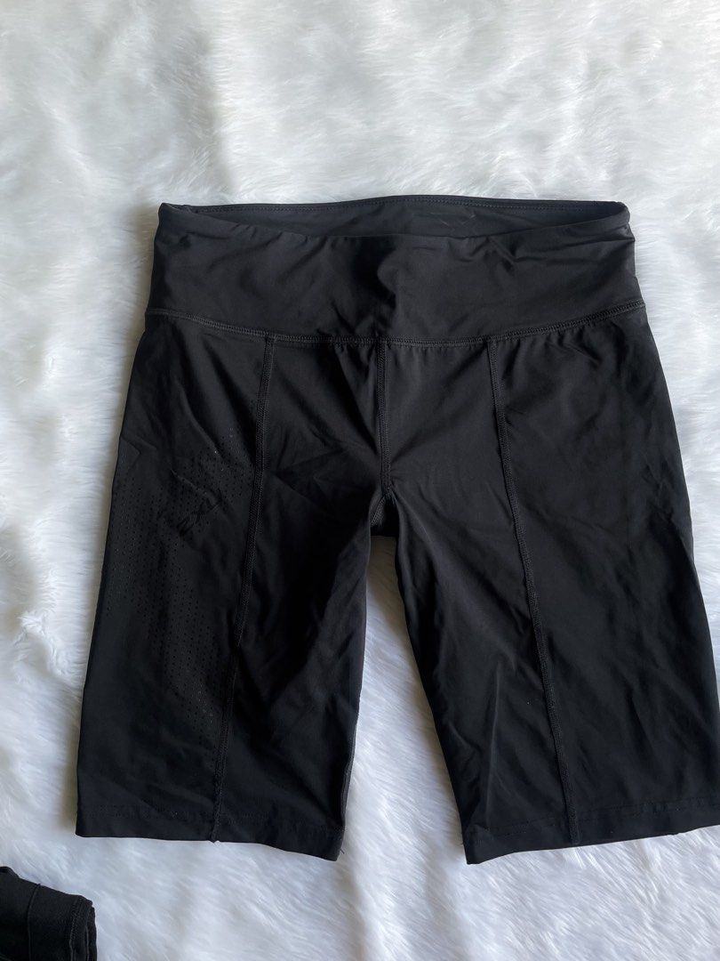 2XU Motion Mid-Rise Womens Compression Shorts Medium (Category: Activewear) located in Manila. Submitted by petiteclosetph (Listing ID 1466341360, Image 3). Description: - Brand: 2XU - Item: Women's Compression Shorts - Size: Medium - Color: Black - Waist Style: Mid-rise - Features: Supportive stretch fabric with a subtle textured leg pattern - Ideal for: Gym workouts, training runs, and active days - Condition: Great quality activewear.