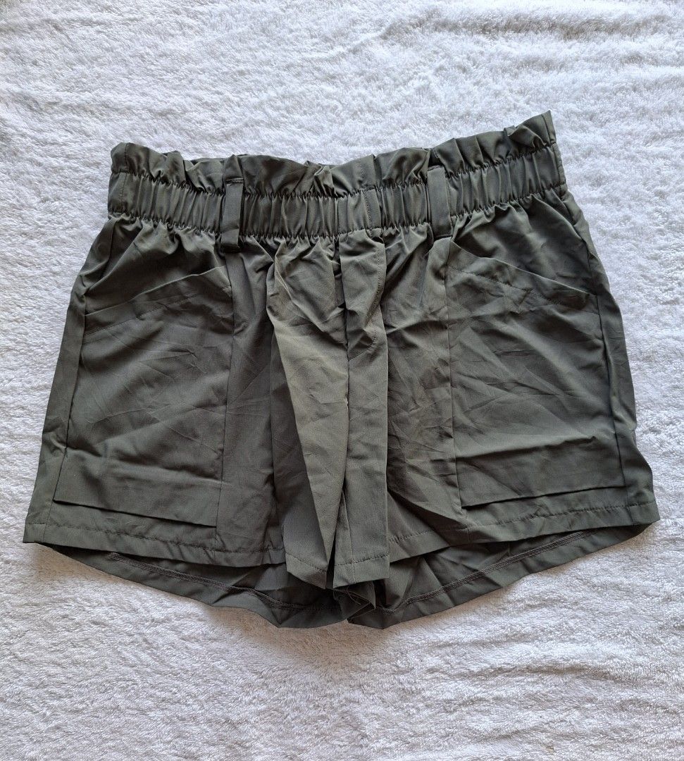 90 degrees by reflex short - M (Category: Activewear) located in Abucay. Submitted by petiteprettyboutiquev2 (Listing ID 1466354371, Image 1). Description: Almost new itoo gandaa..3 pockets. malalim ang pockets sa harap..🍃 + SF(J&T).