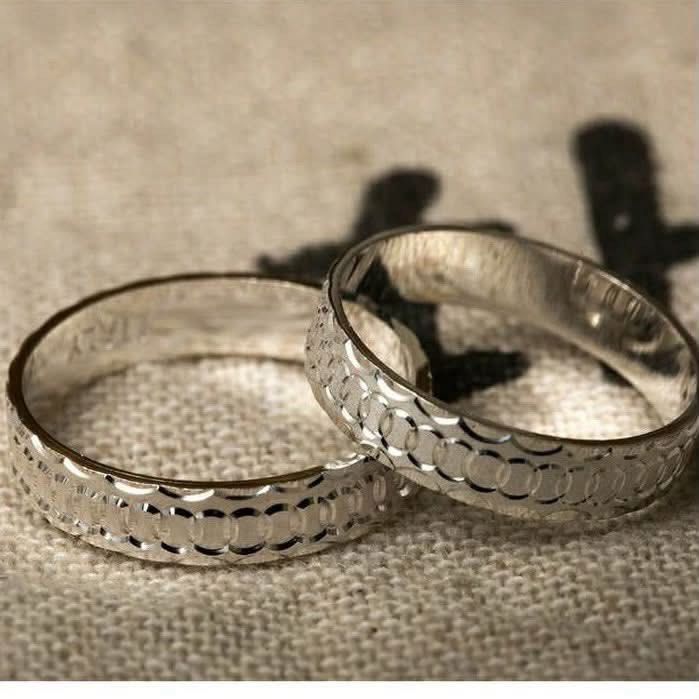92.5 Sterling Silver Couple Ring/ Wedding Ring (Authentic) (Category: Jewelry) located in Manila. Submitted by pulzerasjewelry (Listing ID 1466422964, Image 2). Description: 100% Authentic 925 Silver Authentic Sterling Silver made in Italy ✔️Authentic 92.5 Sterling Silver ✔️Authentic Silver ✔️Zirconian Stone ✔️Made in Italy •Same day delivery for Metro Manila via Lalamove/Grab🛵 •LBC Shipment for Provinces area •Tiktok Checkout option •Shipping N