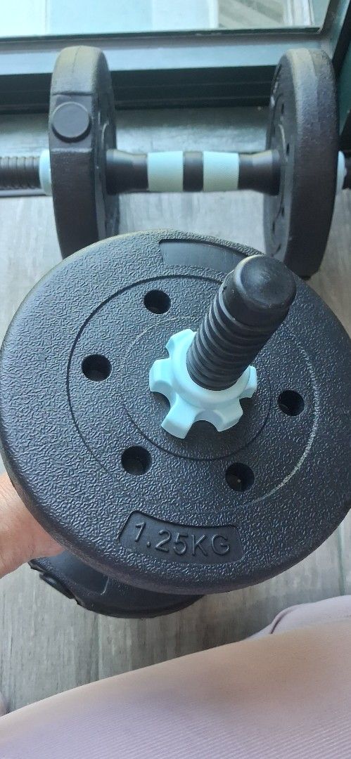 可調節重量啞鈴一套 1.25kgX2及 1kgX4 （分類：運動與健身 - 舉重和啞鈴）位於 Hong Kong。 由 happylife10 提交（商品編號 1466366401，圖片 1）。簡介： 屋企用得既可調節重量啞鈴，黑色外殼配埋淺藍色扭紋固定扣，手柄有防滑紋好揸手。每塊餅1.25kg，可以自己加減重量練唔同部位。屋企地方有限想做下運動既話呢套啱晒，平時自己喺屋企操肌必備。。