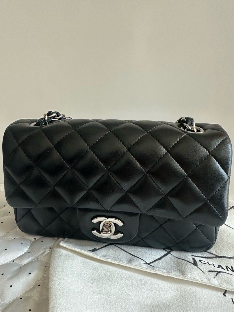 (急放) Chanel cf 20 黑銀羊皮 （分類：手袋及銀包）位於 Hong Kong。 由 hotaru_store 提交（商品編號 1466379181，圖片 1）。簡介： 急放 95%新 幾乎無花無刮痕 ✅有盒 ✅有塵袋 ✅貼紙款 黑卡27開 只限面交 交收地點可以互就。