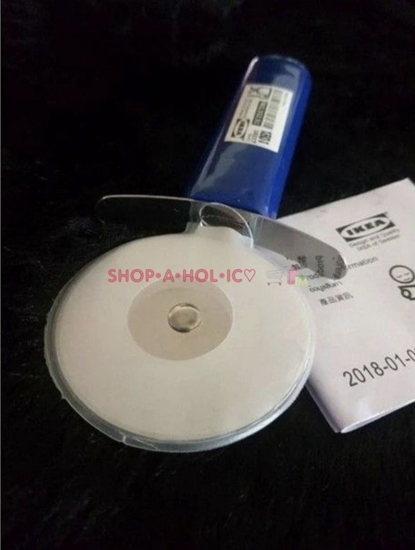 🆕️ Off-White Blue Red Pizza Cutter (Category: Knives & Chopping Boards) located in Paranaque City. Submitted by shopaholic_online_ (Listing ID 1466428052, Image 3). Description: #inParanaque 70/each 🔵🔴 blue or red 🍕 90/each ⚪️ off-white 🍕 ⬇️ ⬇️ ⬇️ ⬇️ ⬇️ •brand new, never been used •length: 17cm or 18cm (7" inches) •green SOLD OUT❌️ •stainless steel, ABS plastic material •dishwasher-safe •no BPA (Bisphenol A) added •see pics for other details