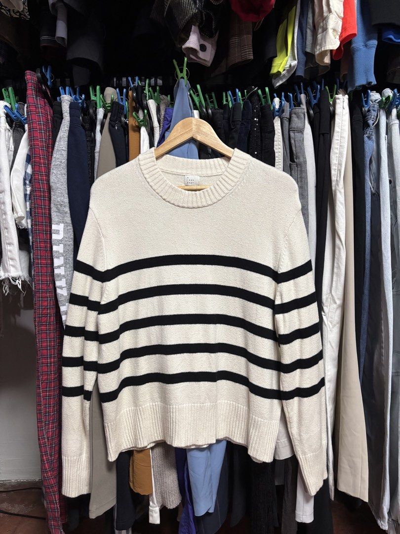 a new day knitted longsleeve (Category: Longsleeves) located in Pila. Submitted by isabelasthriftclothes (Listing ID 1466476200, Image 1). Description: .
