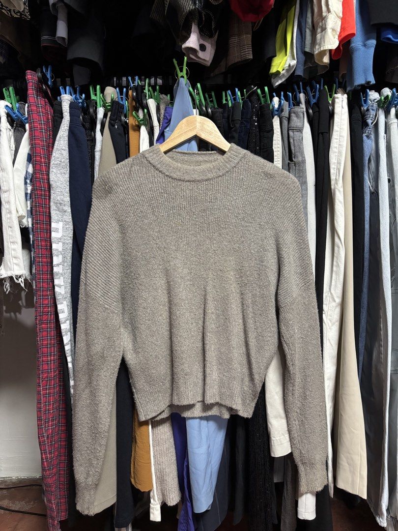 abercrombie & fitch knitted longsleeve (Category: Coats, Jackets and Outerwear) located in Pila. Submitted by isabelasthriftclothes (Listing ID 1466475643, Image 1). Description: .
