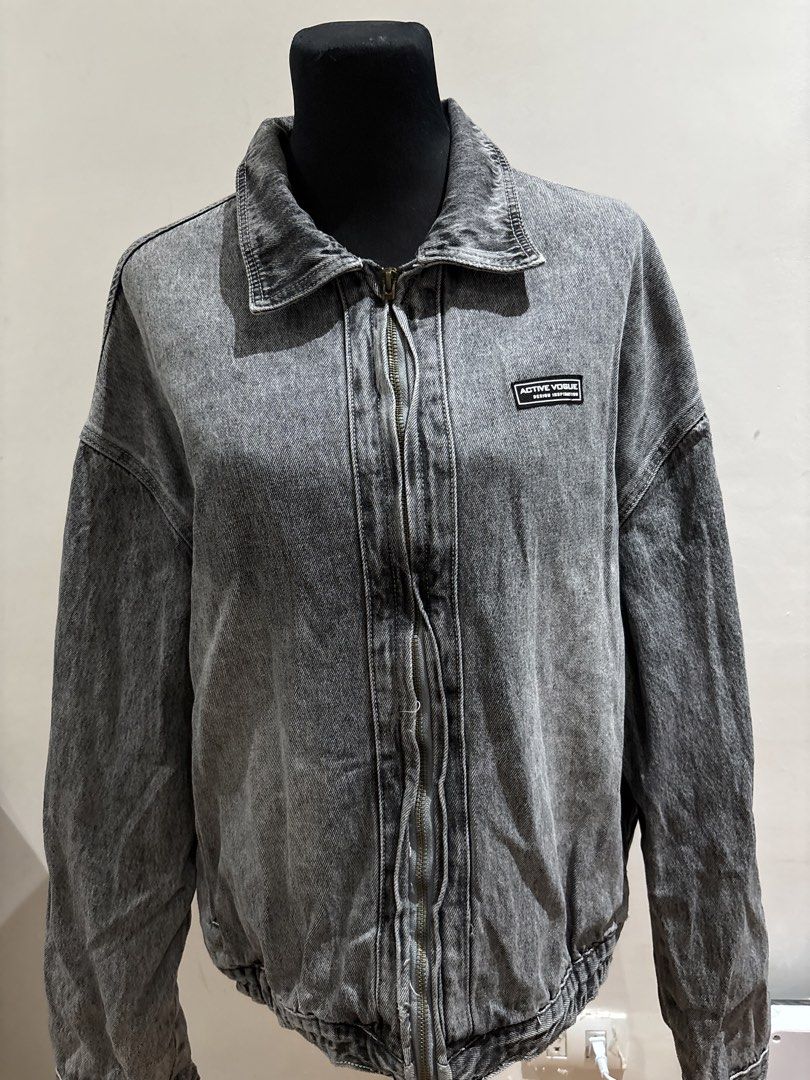 Active Vogue Grey Acid Wash Denim Zip Jacket (Category: Coats, Jackets and Outerwear) located in Manila. Submitted by mpt99876 (Listing ID 1466522593, Image 1). Description: - Colour: Grey acid wash - Fit: Relaxed, oversized with dropped shoulders - Closure: Full front zipper with classic collar - Details: Small black Active Vogue patch on left chest - Hem: Elasticated bottom hem - Sleeves: Long sleeves with solid grey back.