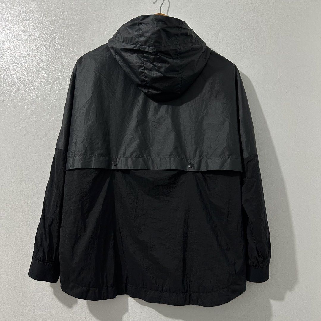 Adidas Two tone black Windbreaker (Medium) (Category: Activewear) located in Caloocan City. Submitted by lulufanatics (Listing ID 1466539090, Image 3). Description: Medium Loc: Tsora Qc Can ship tru lalamove or j&t .