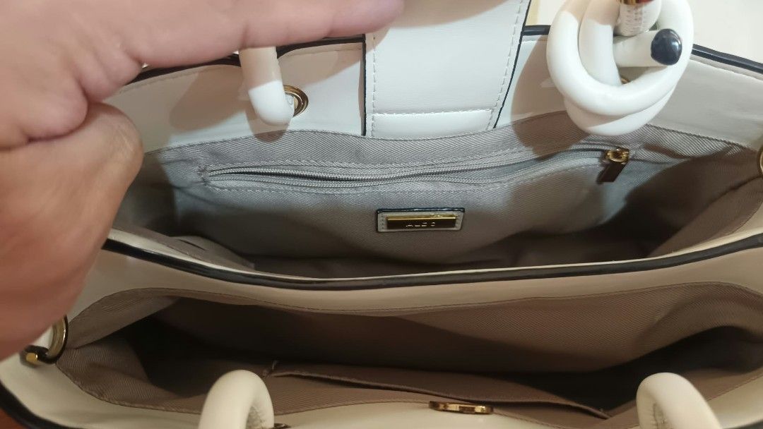 Aldo bag (Category: Luxury Bags & Wallets) located in Baguio. Submitted by thriftfit17 (Listing ID 1466377340, Image 2). Description: aldo legit no issues rfs:not using na po php 1800 dm if interested 🤙.
