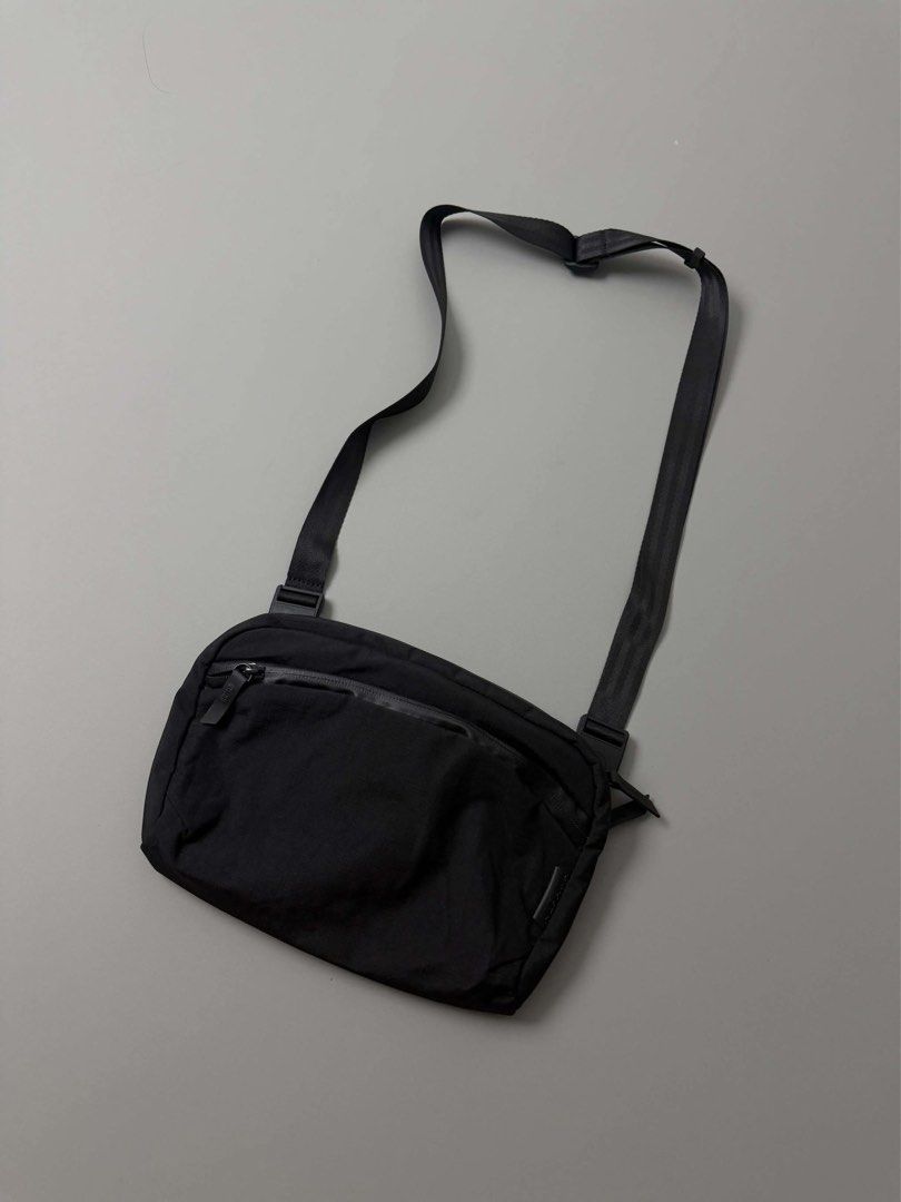 ALPAKA FLIGHT SLING (2L) (Category: Sling Bags) located in Guagua. Submitted by sweetboyy (Listing ID 1466471328, Image 3). Description: ALPAKA FLIGHT SLING (2L).