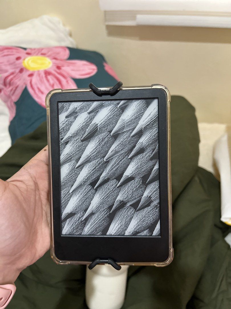 Amazon Kindle 2024 (No Ads) Gen 11 (FREE SHIPPING) (Category: E-Readers) located in Mataasnakahoy. Submitted by monoky (Listing ID 1466352464, Image 1). Description: - Brand/Model: Amazon Kindle 2024 e-reader - Condition: Layered condition 7, well-maintained and fully functional - Display: Glare-free screen that reads like real paper, even in bright sunlight - Accessories included: Clear protective case, floral pattern elastic hand strap, and ado
