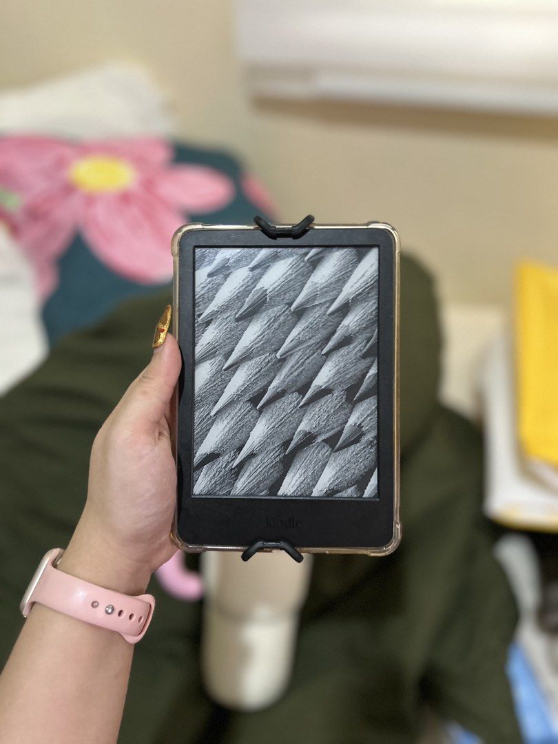 Amazon Kindle 2024 (No Ads) Gen 11 (FREE SHIPPING) (Category: E-Readers) located in Mataasnakahoy. Submitted by monoky (Listing ID 1466352464, Image 2). Description: - Brand/Model: Amazon Kindle 2024 e-reader - Condition: Layered condition 7, well-maintained and fully functional - Display: Glare-free screen that reads like real paper, even in bright sunlight - Accessories included: Clear protective case, floral pattern elastic hand strap, and ado