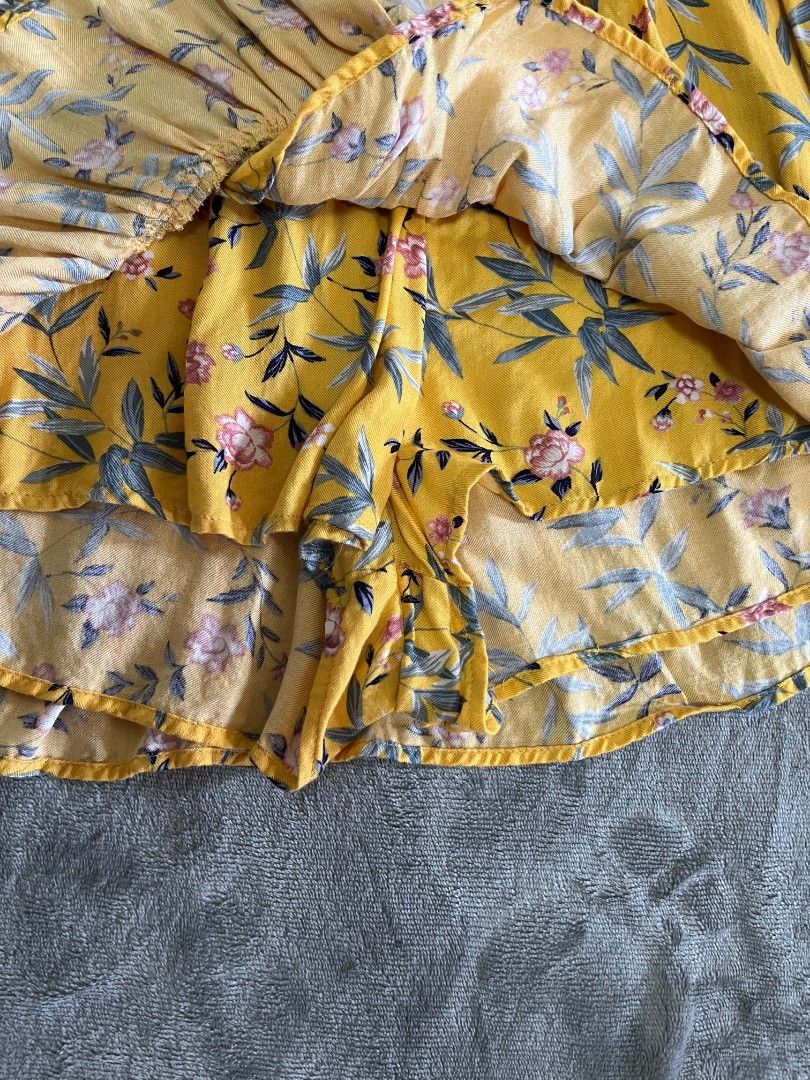 American eagle rompers (Category: Rompers) located in Manila. Submitted by zenwind_3cdc42 (Listing ID 1466349486, Image 3). Description: American Eagle Outfitters yellow floral faux-wrap ruffle romper skort • Authentic Asnew Condition • 10/10 Color rate • Care tags inside complete • ₱500+Shipping • Shipping via j&t // door to door // flash • Payment thru Gcash // Cash.