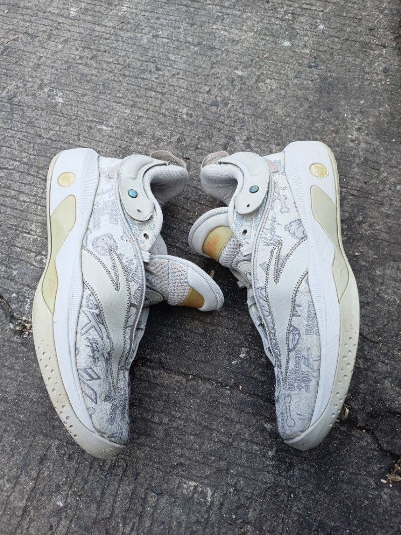 ANTA KT8 ROCCO Shoes (SIZE 15) (Category: Sneakers) located in Manila. Submitted by nozhkiejre64688 (Listing ID 1466394080, Image 3). Description: Sa mga naghahanap ng big size .. ANTA KT8 ROCCO SHOES SIZE 15 .. GOOD CONDITION .. ISSUE ..LAST 2 PIC AND NO LACE ... PM LNG PO .. - Brand: ANTA Basketball - Colorway: White and cream with all-over signature graphic print - Branding: Bulldog logo on right heel, GH logo on left, Number 8 on tongue - Tec