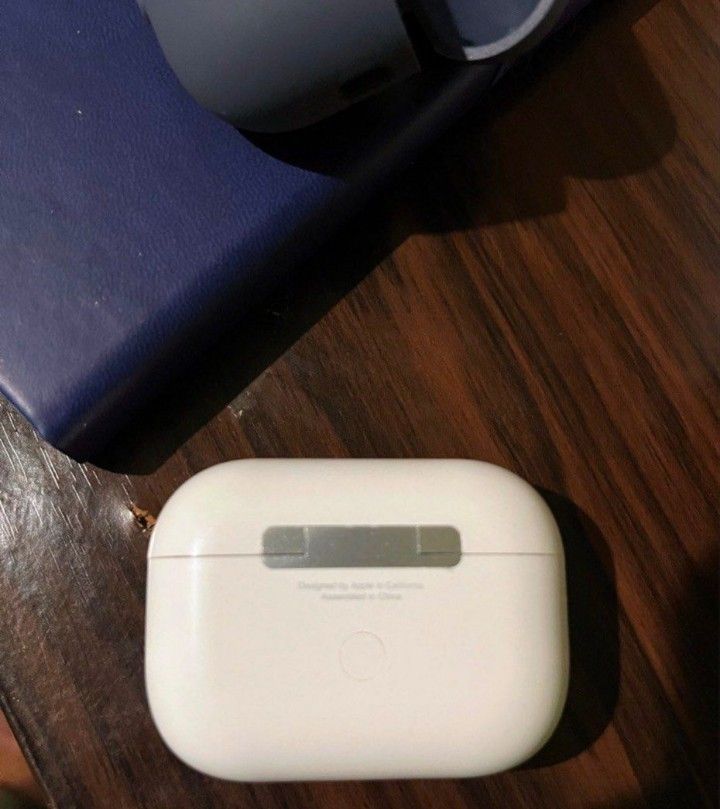 Apple AirPods Pro 2 (Category: Headphones & Headsets) located in Manila. Submitted by lo.verse (Listing ID 1466362864, Image 1). Description: Selling my preowned airpods pro 2nd gen (type c), original. Warranty expired early this yr All features working fine Still in pristine physical condition Rarely use, may bago na Airpods, dark blue case and charging case only. Location is Laspinas. Lalamove will do if malayo, ikaw magbook (your sf). Fixed ₱3