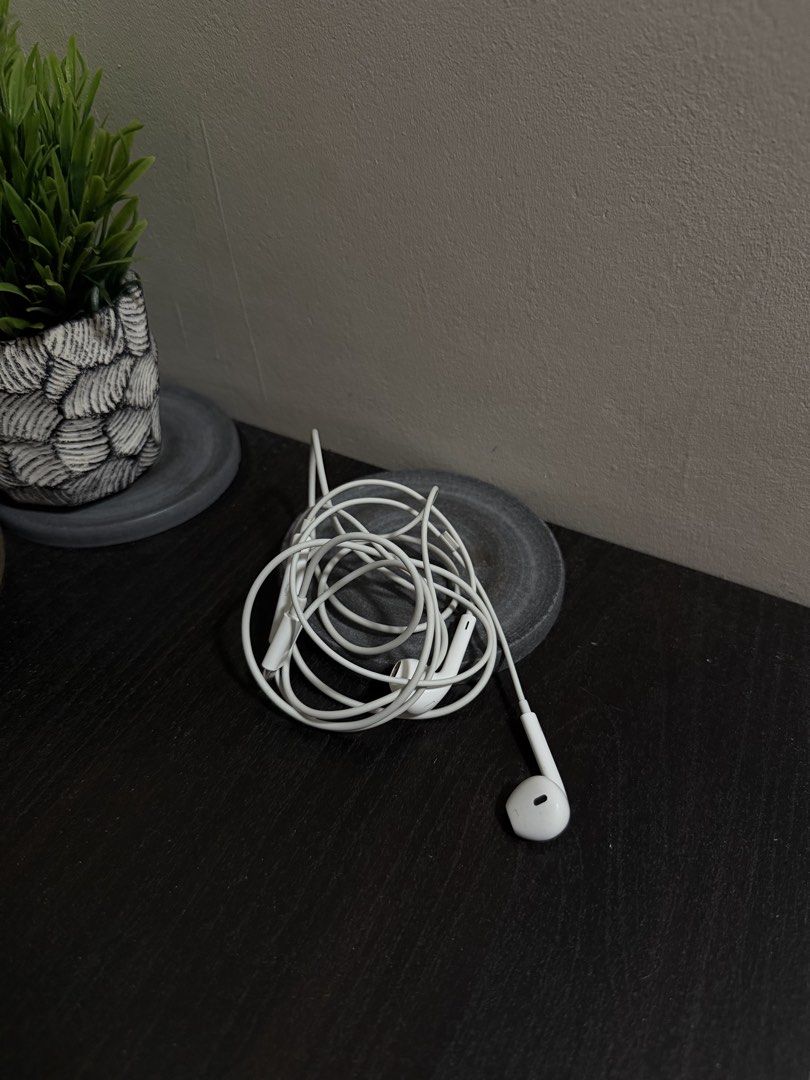 Apple Earphone (Category: Earphones) located in Manila. Submitted by uniqlovesalepre (Listing ID 1466488035, Image 1). Description: Apple Earphone.