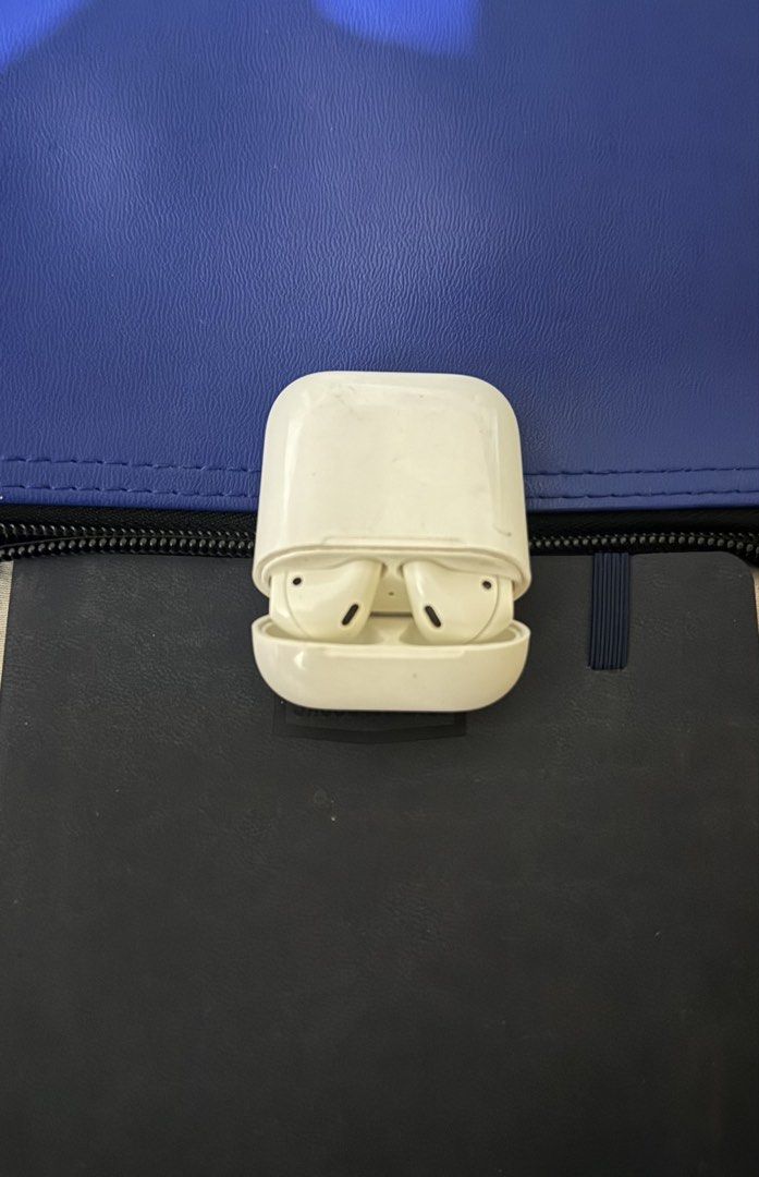 Apple Earpods (Category: Earphones) located in Mandaluyong City. Submitted by choco.24 (Listing ID 1466487646, Image 1). Description: 2nd Hand Original Apple Earpods issue nagpapair siya pero nawawala sa pagconnect.