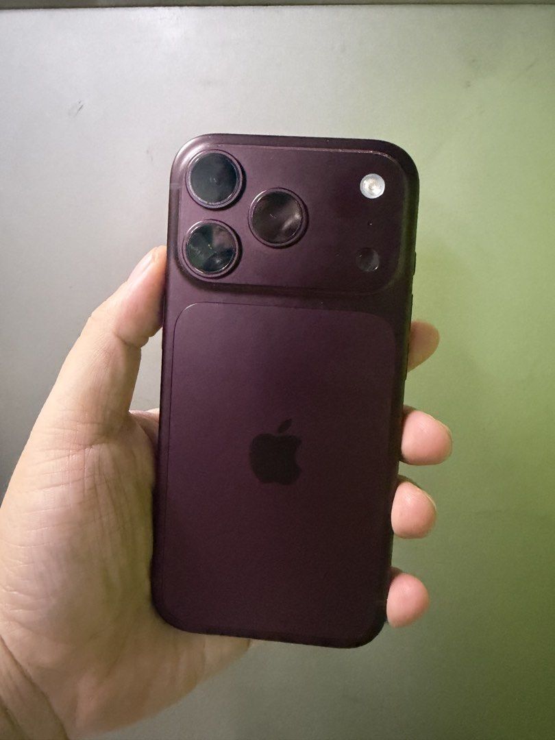 Apple iPhone 18 pro (Category: iPhone 18 Series) located in San Juan City. Submitted by mrtrapalma64320 (Listing ID 1466413601, Image 2). Description: Complte 256gb Hk variant .