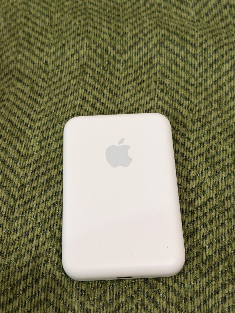Apple Magsafe Powerbank (Category: Batteries & Power Banks) located in Taguig. Submitted by dvid9 (Listing ID 1466466828, Image 3). Description: - Brand: Apple - Product: MagSafe Battery Pack / Powerbank - Color: White - Condition: Excellent, comes with original box and store invoice/receipt - Features: Magnetic snap-on wireless charging, compact and travel-friendly design - Meet-up Location: Vista Mall Taguig.