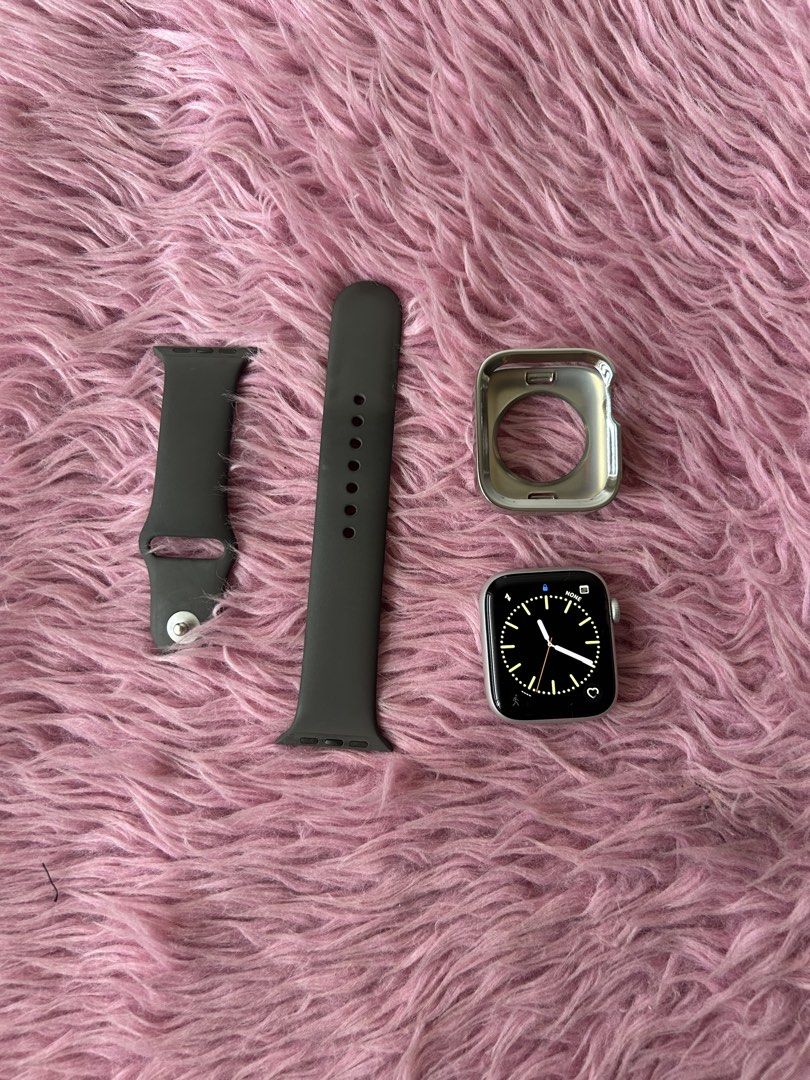 Apple Watch SE w/ Box + Charger (Category: Wearables & Smart Watches) located in Pasig City. Submitted by xxxbel (Listing ID 1466284051, Image 1). Description: .