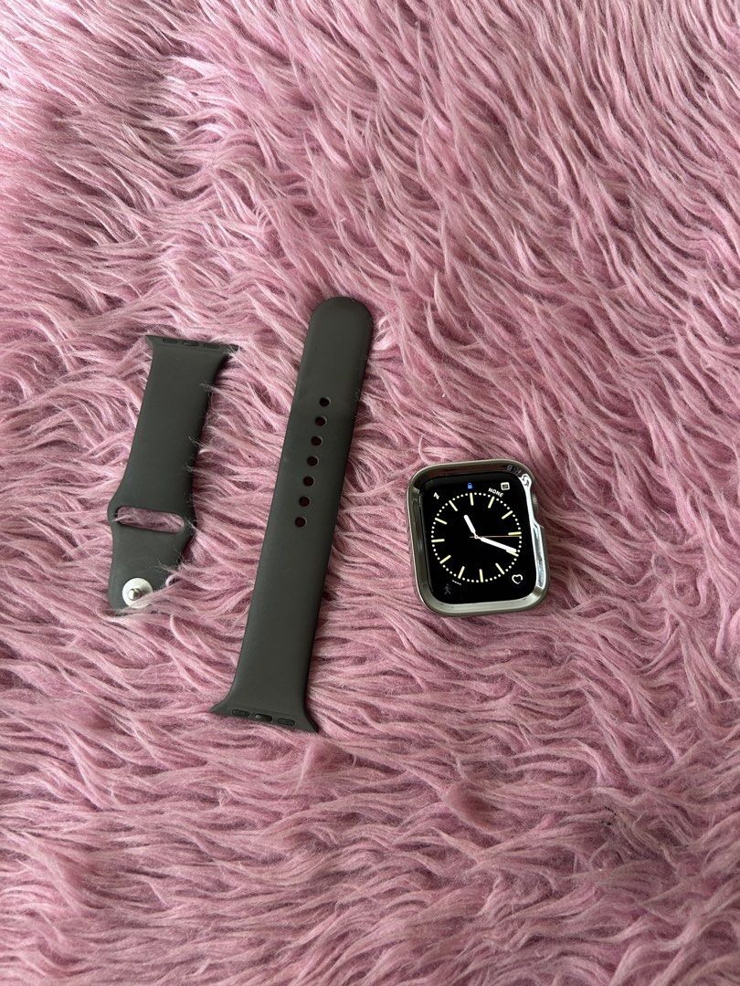 Apple Watch SE w/ Box + Charger (Category: Wearables & Smart Watches) located in Pasig City. Submitted by xxxbel (Listing ID 1466284051, Image 3). Description: .