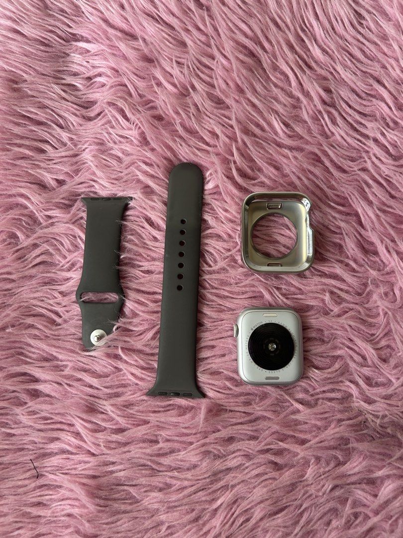 Apple Watch SE w/ Box + Charger (Category: Wearables & Smart Watches) located in Pasig City. Submitted by xxxbel (Listing ID 1466284051, Image 2). Description: .