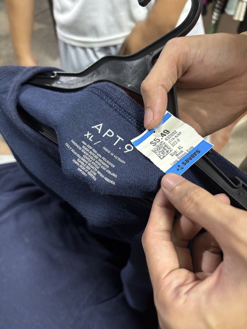 APT.9 sweat shirt (Category: Coats, Jackets and Outerwear) located in Pila. Submitted by isabelasthriftclothes (Listing ID 1466487540, Image 2). Description: .