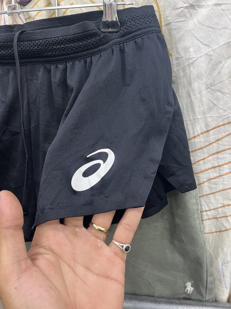 Asics Black Running Shorts Size M (Category: Shorts) located in Kidapawan. Submitted by azythrift (Listing ID 1466465448, Image 2). Description: - Brand: Asics - Size: Medium (M) - Color: Classic Black with white logo on left leg - Material: Lightweight, quick-drying polyester - Comfort: Built-in inner lining for extra coverage - Breathability: Mesh panels near the waistband - Fit: Elastic waistband with adjustable drawstring - Easy to wash and m