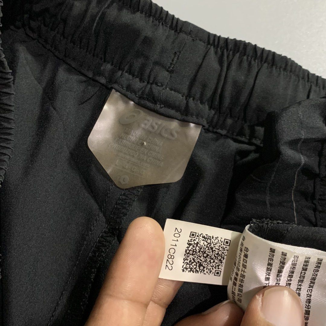 Asics essentials running short (Category: Shorts) located in Davao. Submitted by jandyfuert21303 (Listing ID 1466501750, Image 3). Description: Good as new condition No issue 30x18.5 10/10 color rate.