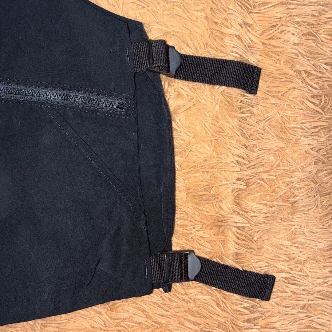 ASSOV Shrink Nylon Camp Vest (Category: Coats, Jackets and Outerwear) located in Nabua. Submitted by elevadoray (Listing ID 1466358454, Image 2). Description: ASSOV Shrink Nylon Camp Vest Medium (23.5 x 24 Inches) Excellent Condition (9.5/10) P1,000 Other Detail: -With Side Pocket -2 Medium Front Zipper Pocket -1 Chest Utilitt Pocket -1 Back Zipper Pocket -Huge Back Belt Pocket.
