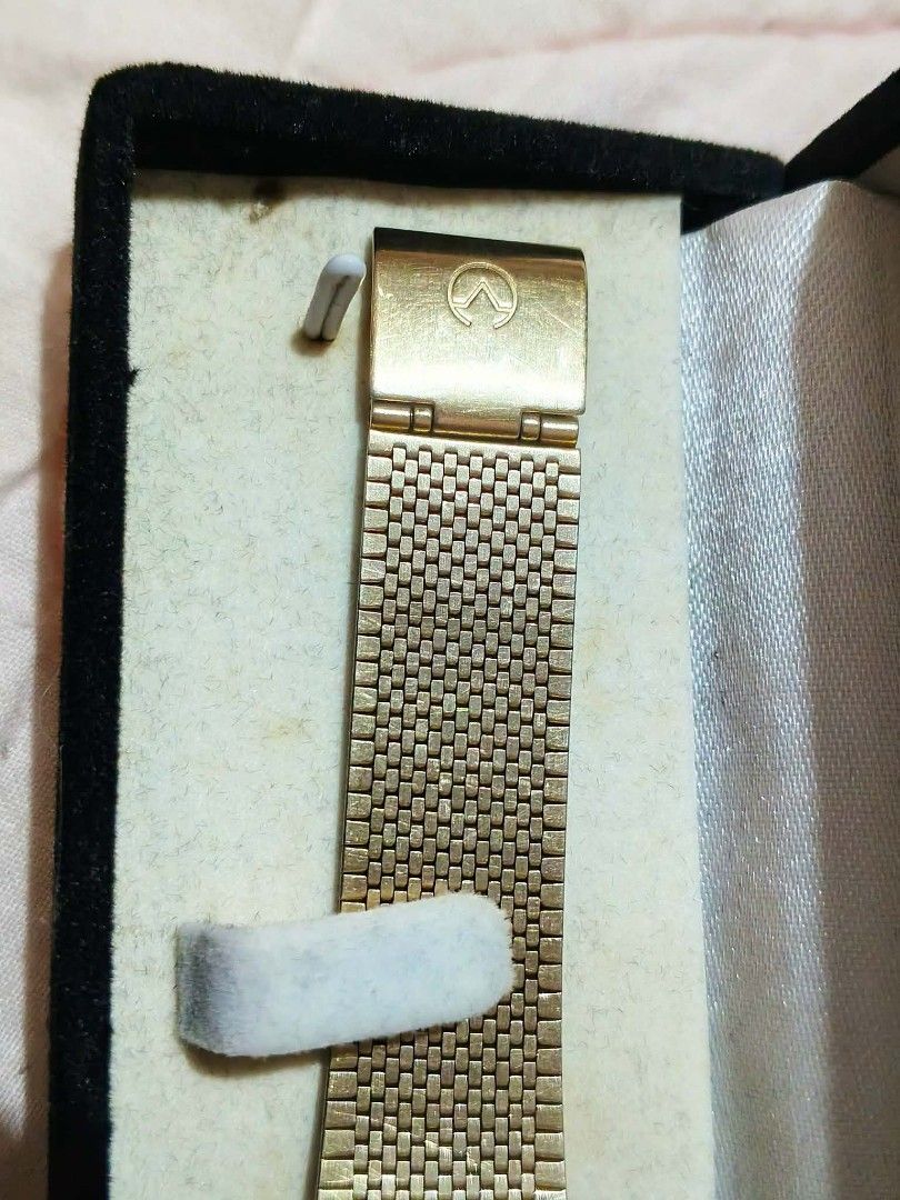 Aureole SW-E206 Quartz Gold Tone Watch (Category: Women's Watches) located in Cavite. Submitted by noblepenguin_6c8662 (Listing ID 1466435283, Image 2). Description: - Brand: Vintage Aureole - Movement: Quartz (Battery operated) - Design: Elegant square dial in a gold tone finish -Working Well - Strap: Matching gold tone mesh strap - Material: Stainless steel back (Model: SW-E206 - Inclusion: box - Condition: Excellent vintage condition.