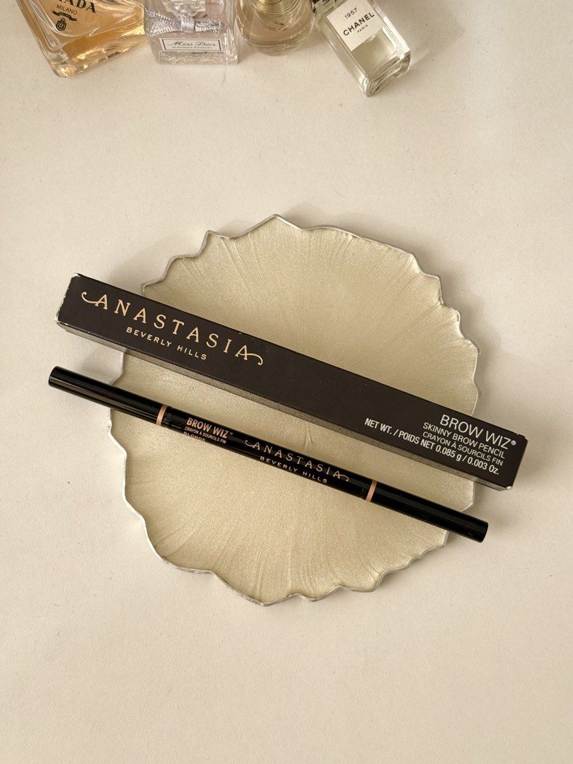 Auth Anastasia Eyebrow Pencil (Category: Makeup) located in Taguig. Submitted by kitty.bloom (Listing ID 1466387828, Image 1). Description: 🛒Authentic Anastasia Beverly Hills Brow Wiz skinny eyebrow pencil🇺🇸 - Shade: Blonde - Includes original packaging box - Ultra-fine tip for precise application and natural hair-like strokes - Ideal for daily natural or defined kilay looks ✨BRANDNEW✨ FROM US🇺🇸.