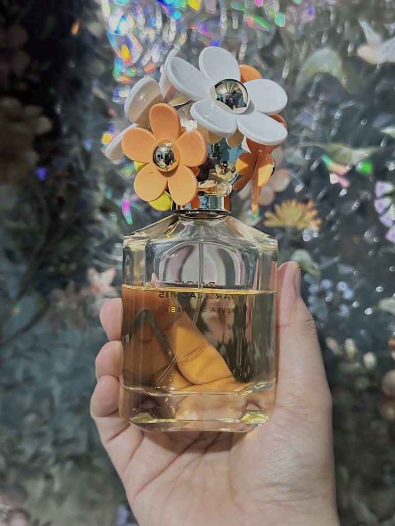 💯authentic Daisy Marc Jacobs Ever So Fresh 75ml (Category: Fragrance & Deodorants) located in Cavite. Submitted by chicfinds.slay (Listing ID 1463235490, Image 1). Description: ✨feel free to message me hearing offers also ✨MJ Daisy Ever so fresh edp. ✨60/75ml juice ✨a bright, fruity-floral fragrance featuring top notes of mango, pineapple, and mandarin orange ✨bought it from sm store ✨projects well in delightful way perfect for philippine hot we