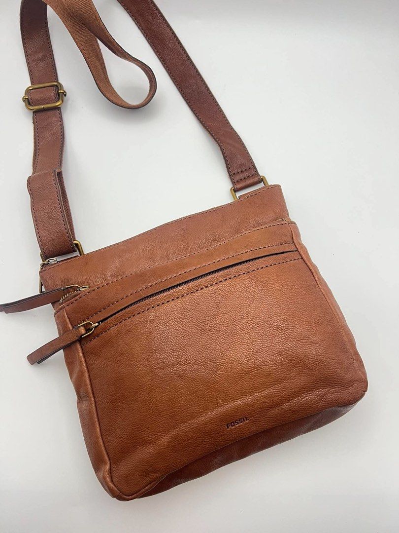 Authentic Fossil unisex crossbody (Category: Cross-body Bags) located in Cagayan de Oro. Submitted by borse_de_amore (Listing ID 1466401040, Image 1). Description: Authentic Fossil unisex crossbody Rank A very fresh no issues. 🏷️1,380.