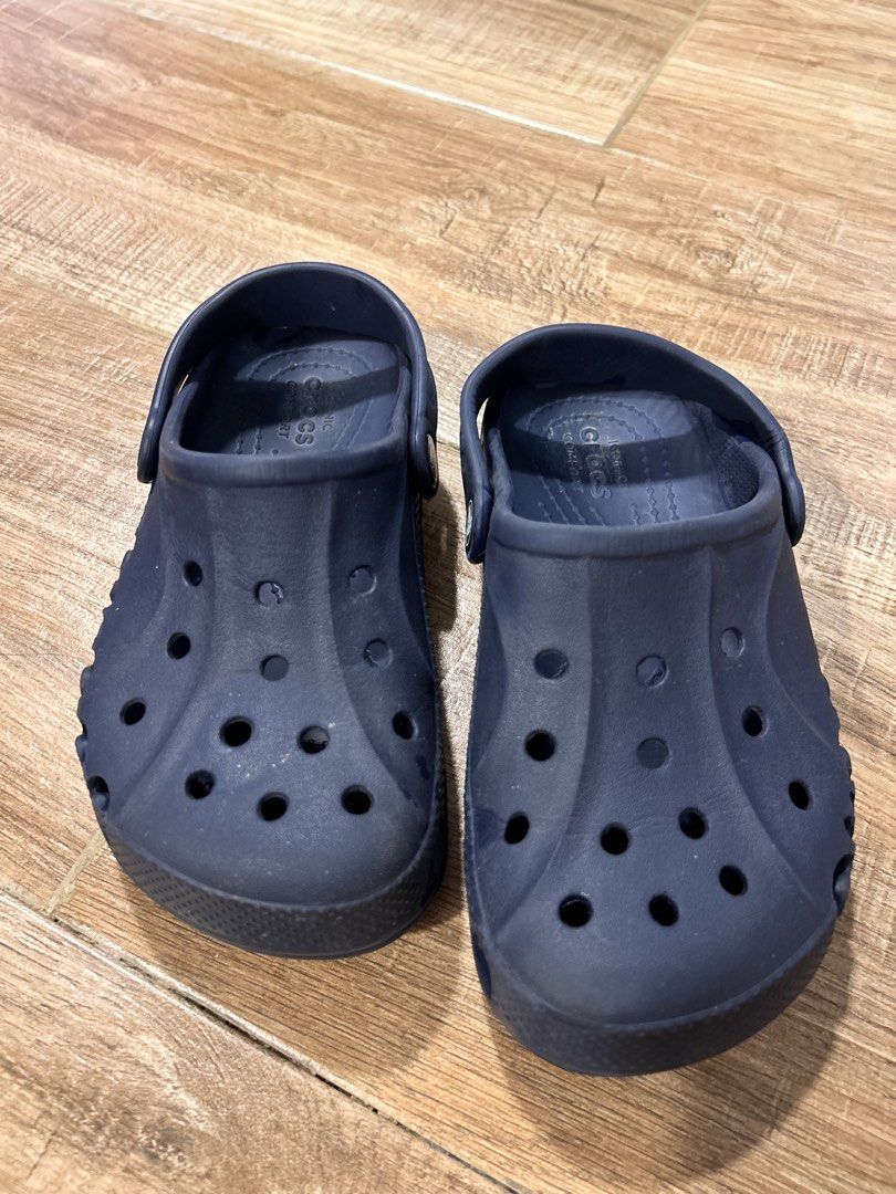 Authentic Kids Navy Blue Crocs Clogs Size J2 (Category: Babies & Kids Fashion) located in San Fernando. Submitted by gisellelynn77 (Listing ID 1466562993, Image 1). Description: - Authentic navy blue Crocs kids clogs - Size: J2 (stamped on sole) - Breathable ventilation holes on the upper for airflow - Secure, adjustable heel strap with iconic Crocs logo button - Cushioned, textured footbed for all-day comfort - Durable solid tread pattern on the