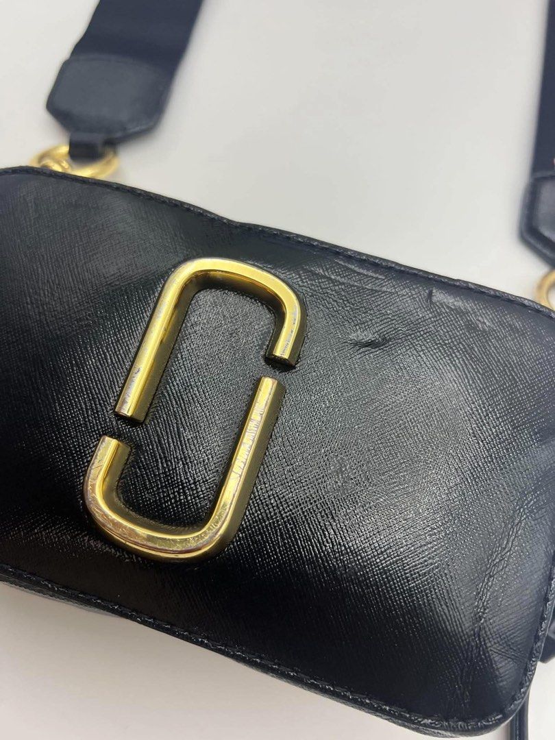 Authentic Marc Jacobs snapshot camera sling (Category: Cross-body Bags) located in Cagayan de Oro. Submitted by borse_de_amore (Listing ID 1466425768, Image 3). Description: Authentic Marc Jacobs snapshot camera sling Rank B check pics for flaws. 🏷️3k only.
