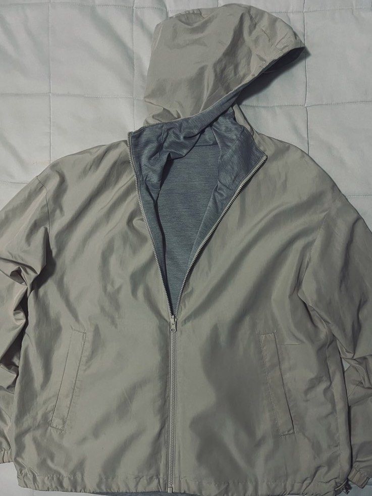 Authentic Uniqlo Men's Reversible Parka Jacket (Category: Coats, Jackets and Outerwear) located in Davao. Submitted by curatedcloset.dvo (Listing ID 1466478520, Image 3). Description: • Brand: Uniqlo • Original Price: ₱2,490 • Size: No size tag, but fits like a Men’s Medium to Large (Measures beautifully as a cozy oversized jacket for girls too!) • Color: Light Khaki / Matte Beige (Water-resistant nylon side) & Soft Heather Gray (Jersey knit side