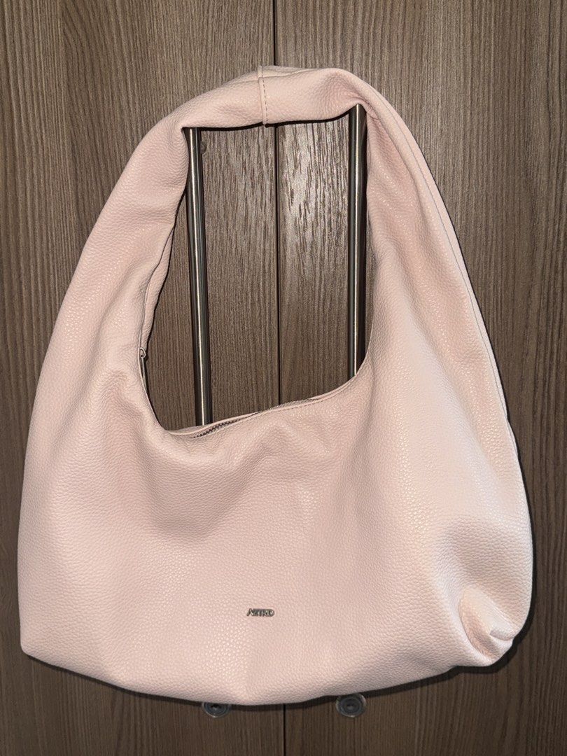 aztrid medium hobo bag - baby pink (Category: Shoulder Bags) located in Binan City. Submitted by eeaiaa (Listing ID 1466362283, Image 1). Description: bought it for ₱950 rp: 1049 silver hardware mod: lalamove/j&t.