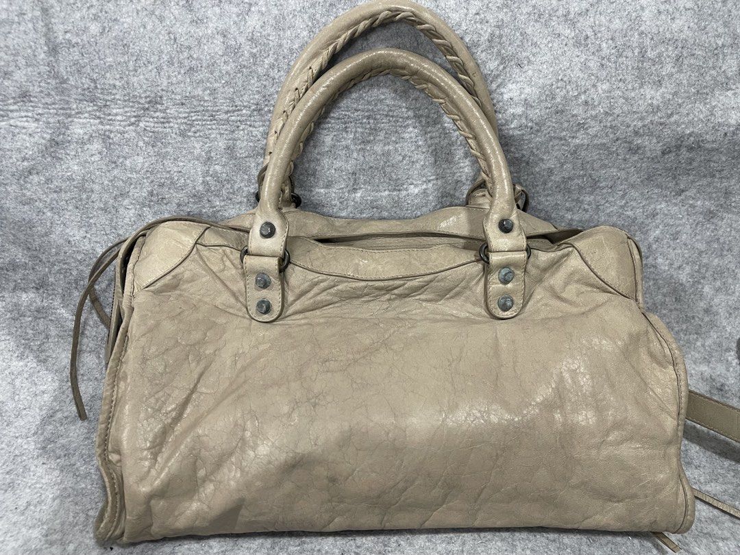 balenciaga (Category: Shoulder Bags) located in Calamba. Submitted by thriftingoverload (Listing ID 1466489358, Image 3). Description: plus shipping fee may tanggal na isang stud sa may pinakakabintan ng ring na lagayan ng strap nya.