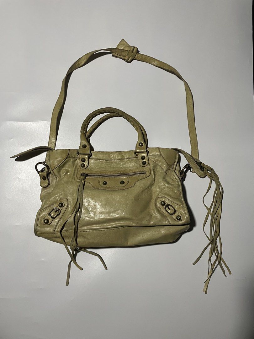 Balenciaga Bag (Category: Cross-body Bags) located in Las Pinas. Submitted by mistyger. (Listing ID 1466487171, Image 1). Description: Good for personal use Bawal sa maarte .