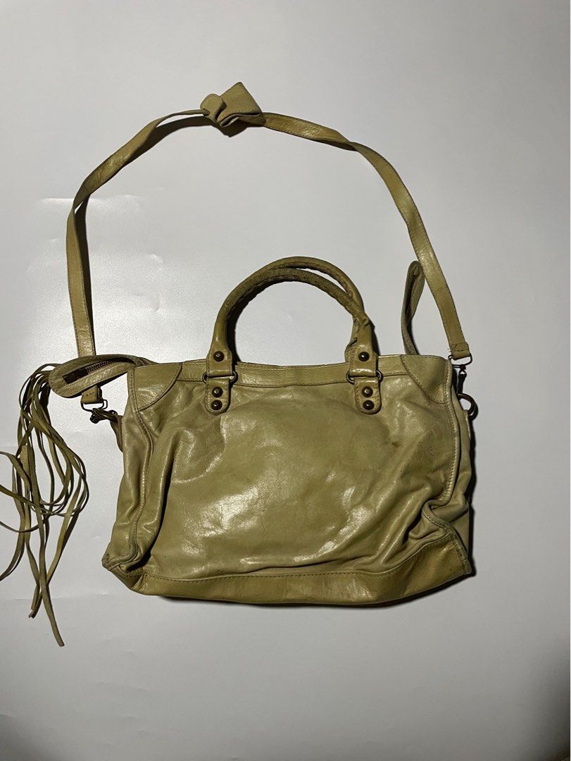 Balenciaga Bag (Category: Cross-body Bags) located in Las Pinas. Submitted by mistyger. (Listing ID 1466487171, Image 2). Description: Good for personal use Bawal sa maarte .