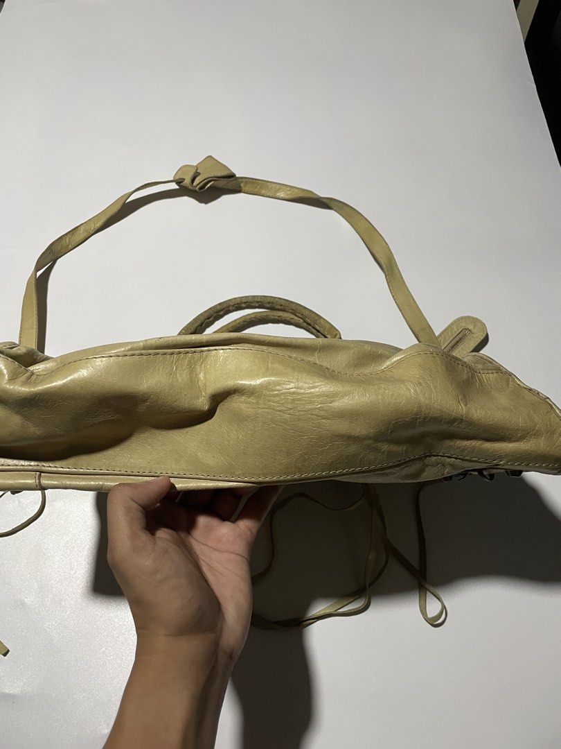 Balenciaga Bag (Category: Cross-body Bags) located in Las Pinas. Submitted by mistyger. (Listing ID 1466487171, Image 3). Description: Good for personal use Bawal sa maarte .