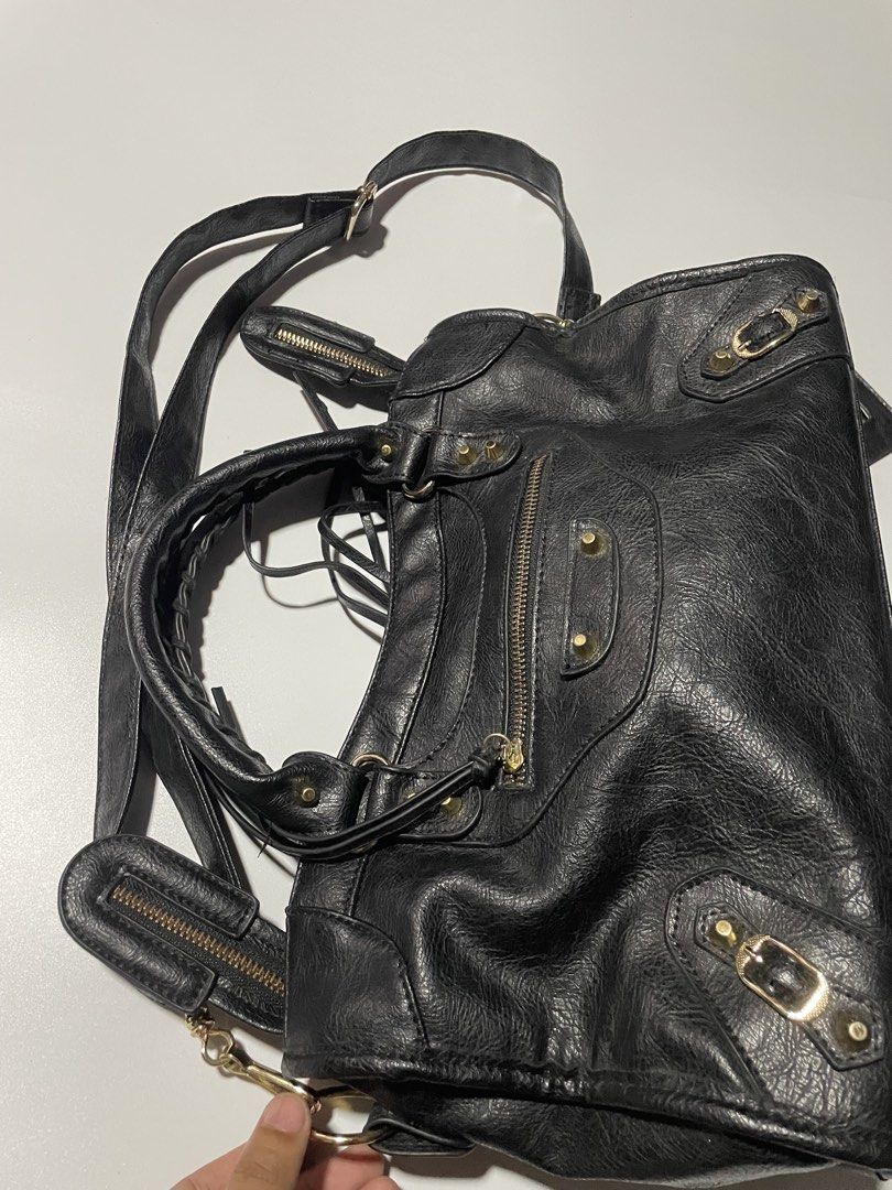 Balenciaga Bag (Category: Shoulder Bags) located in Las Pinas. Submitted by mistyger. (Listing ID 1466563378, Image 3). Description: Colorate 10/10 Issue kita sa pictute bawal sa maarte.